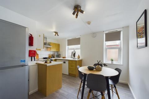 2 bedroom flat to rent, Ruskin Avenue, Manchester M14