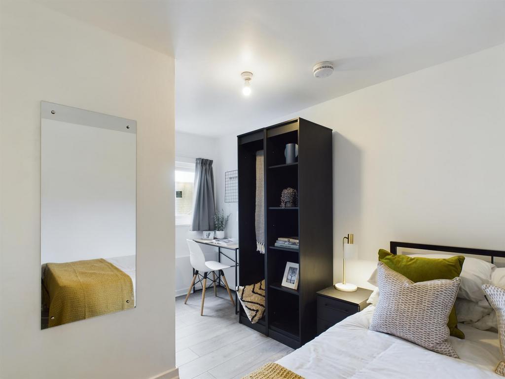 Bright, neatly presented double bedroom with a ...