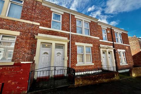 3 bedroom flat to rent, Raby Street, Gateshead
