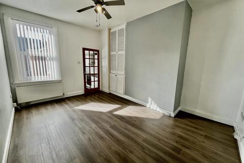 3 bedroom flat to rent, Raby Street, Gateshead