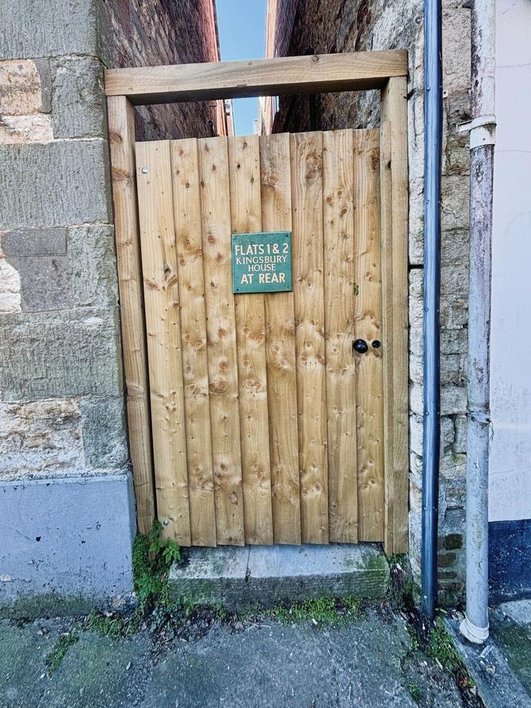 Gate