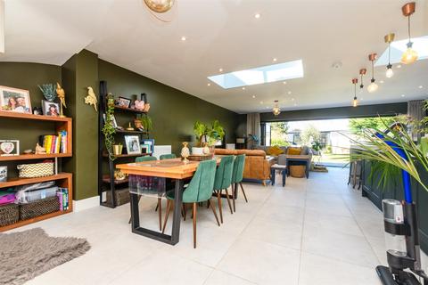 11 Coutts Avenue, Shorne, Gravesend, DA12 3HJ