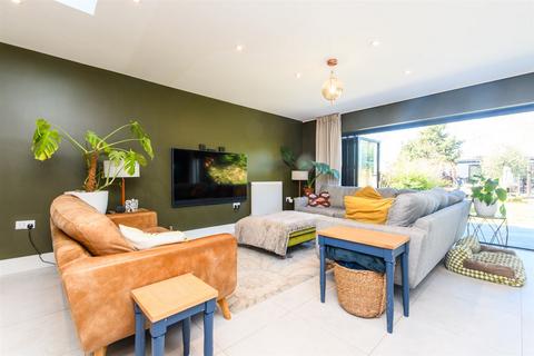 11 Coutts Avenue, Shorne, Gravesend, DA12 3HJ