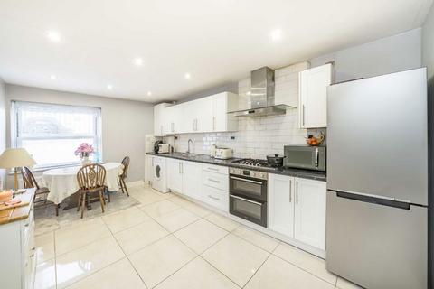 3 bedroom flat to rent, Leigham Avenue, London SW16