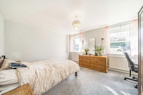 3 bedroom flat to rent, Leigham Avenue, London SW16
