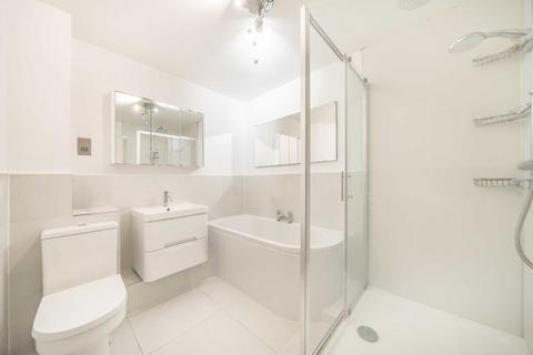 3 bedroom flat to rent, Leigham Avenue, London SW16