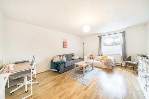 3 bedroom flat to rent, Leigham Avenue, London SW16