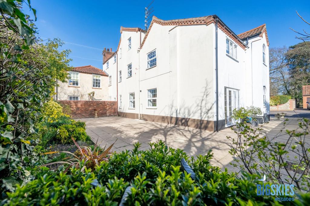 Shared Rear Garden