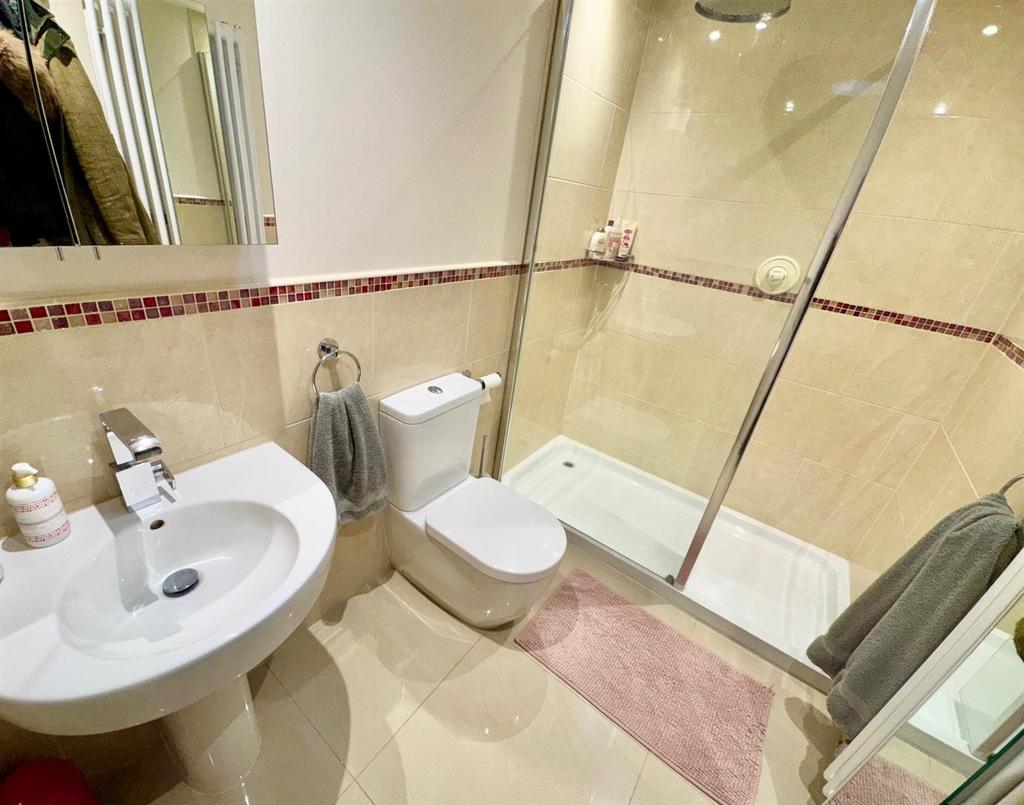 En-suite Bedroom 2.jpg