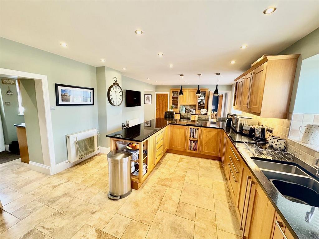 Kitchen 2.jpg