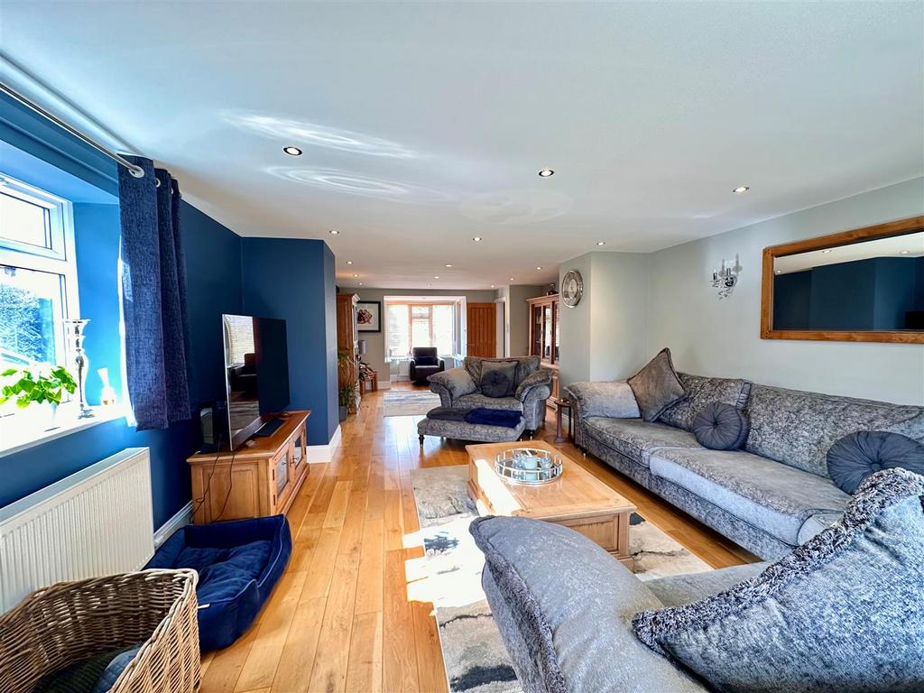 Lounge 3.jpg