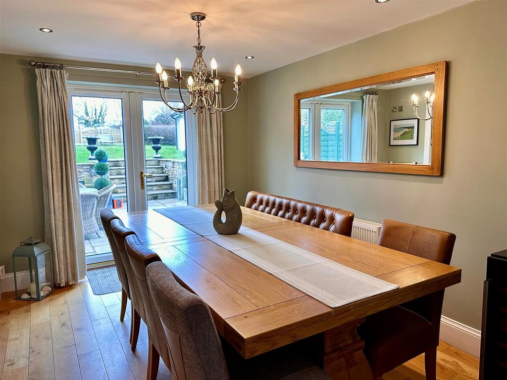 Dinning room 2.jpg