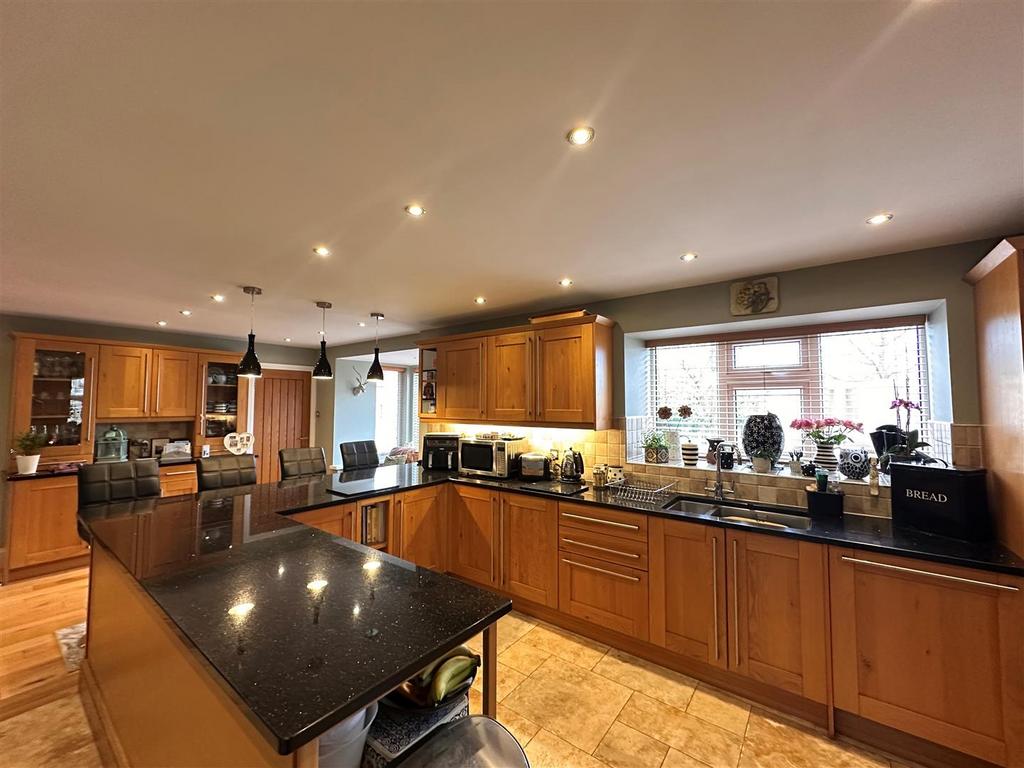 Kitchen 2 new.jpg