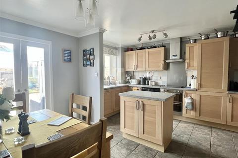 8 Glenview, St Austell, PL25 5HR