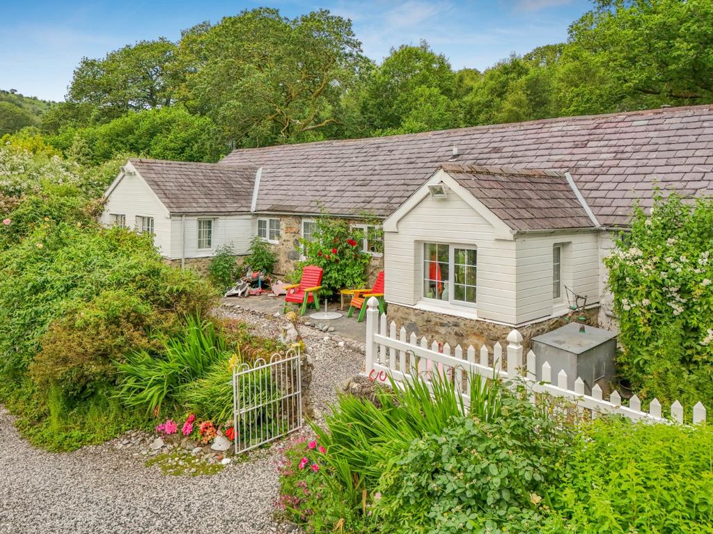 3 bedroom equestrian property for sale