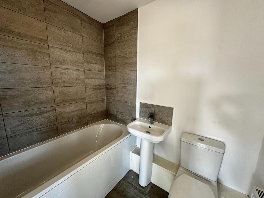 En-Suite - 2 Ellercroft Way WF8 2 GJ