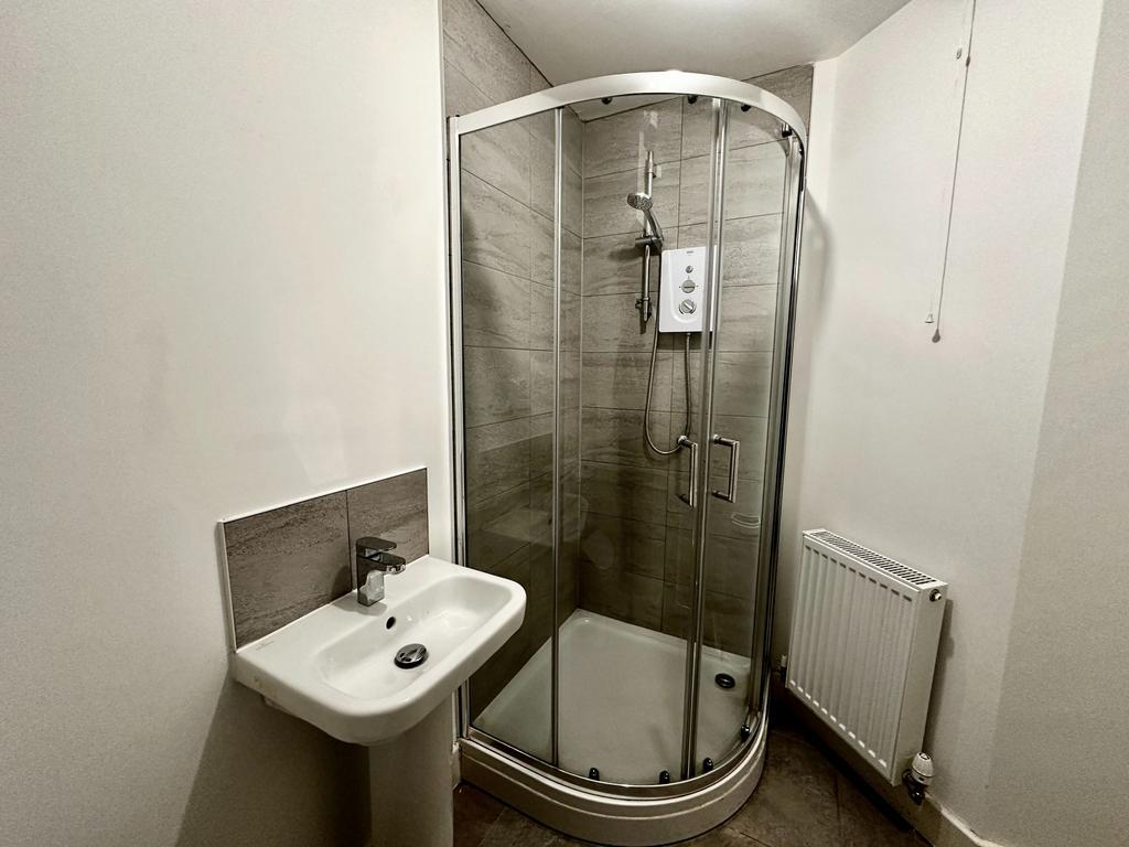 Shower Room - 2 Ellercroft Way WF8 2 GJ