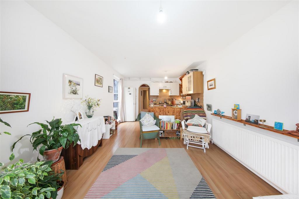 68 A Roundwood Road - b GLFm4y3fcf Om Qviam8 O.jpg