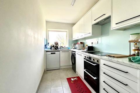 2 bedroom flat to rent, Claremont Road, Surbiton, Surrey. KT6 4RX