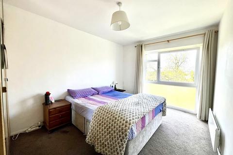 2 bedroom flat to rent, Claremont Road, Surbiton, Surrey. KT6 4RX