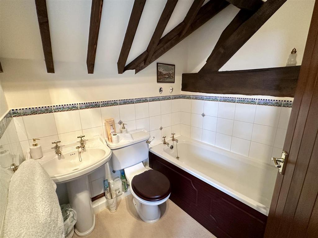Bathroom (bed 2)