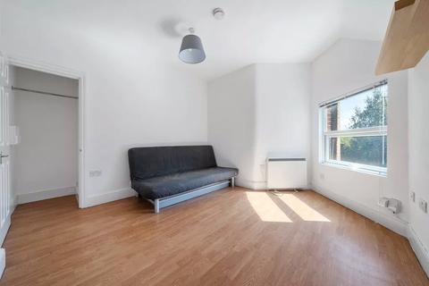 Studio to rent, Tetherdown, Muswell Hill, London, N10