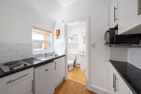 Studio to rent, Tetherdown, Muswell Hill, London, N10