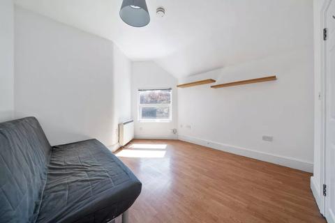 Studio to rent, Tetherdown, Muswell Hill, London, N10