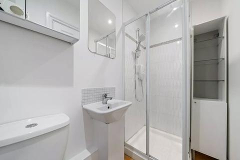Studio to rent, Tetherdown, Muswell Hill, London, N10