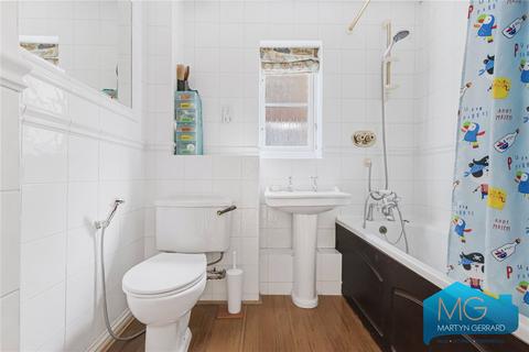 4 bedroom detached house for sale, Earl Close, Friern Barnet, London, N11