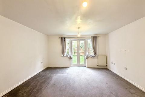 3 bedroom semi-detached house to rent, Little London Close, Uxbridge, UB8