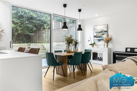 4 bedroom semi-detached house for sale, Avenue Road, London, N14