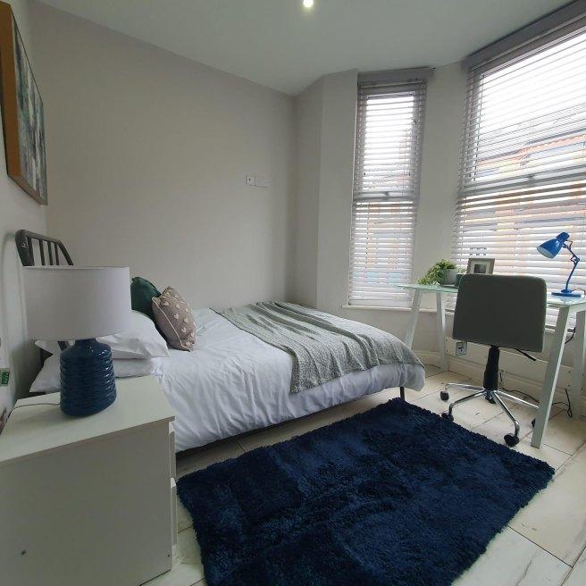 Woodcroft-road-l15-2hq-970305