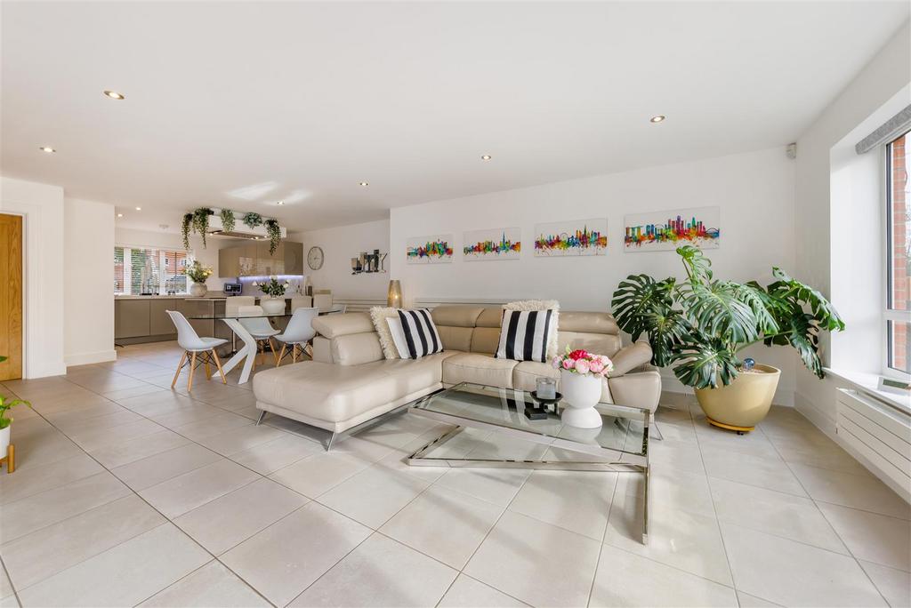 Stunning Open-Plan Breakfast Kitchen/Dining/Living