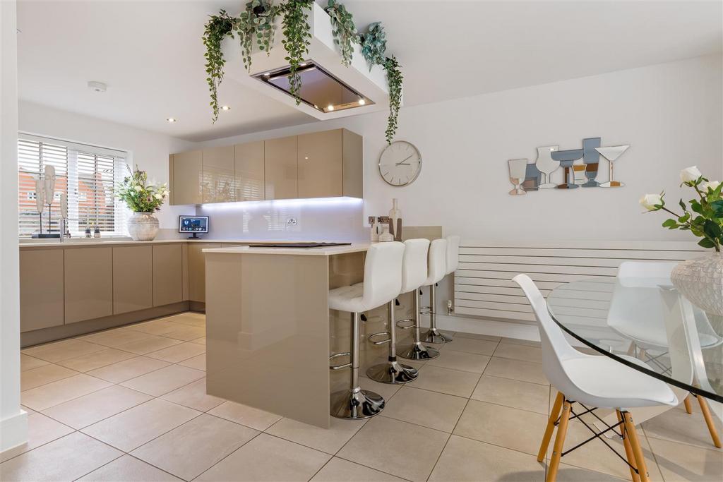Stunning Open-Plan Breakfast Kitchen/Dining/Living