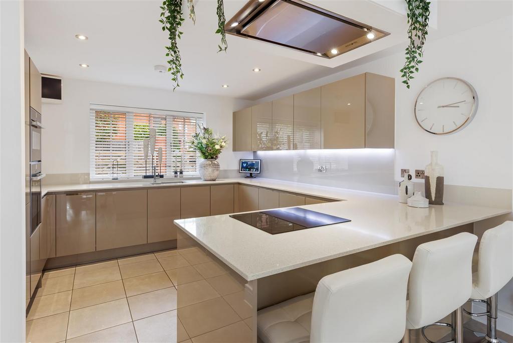 Stunning Open-Plan Breakfast Kitchen/Dining/Living