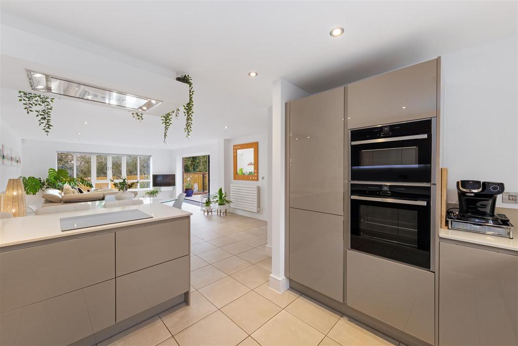 Stunning Open-Plan Breakfast Kitchen/Dining/Living