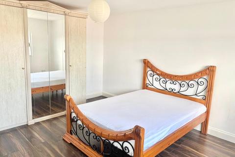 1 bedroom in a house share to rent, Monkswood Gardens, Ilford IG5