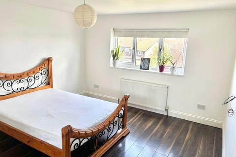 1 bedroom in a house share to rent, Monkswood Gardens, Ilford IG5