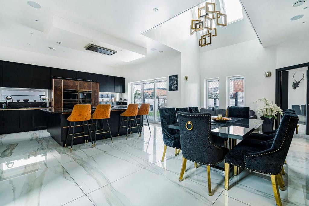Kitchen/Dining R0om