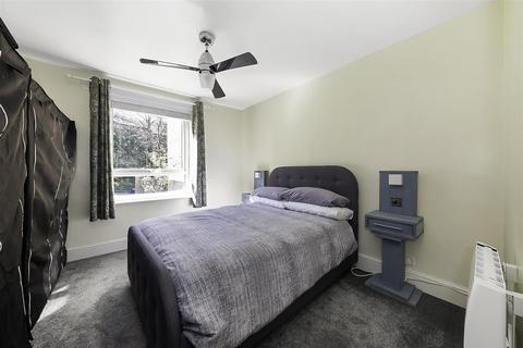 79 Hillside Road, Whyteleafe, CR3 0BS