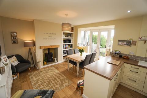 4 bedroom semi-detached house to rent, Makinson Avenue, Horwich, Bolton, BL6