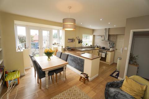 4 bedroom semi-detached house to rent, Makinson Avenue, Horwich, Bolton, BL6