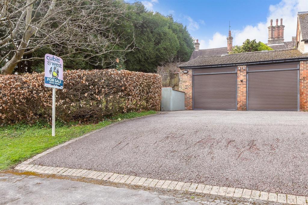 Garages/Driveway