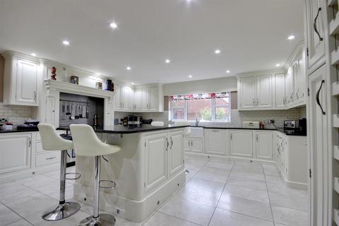 5 bedroom detached house for sale, Hull Bridge Road, Beverley