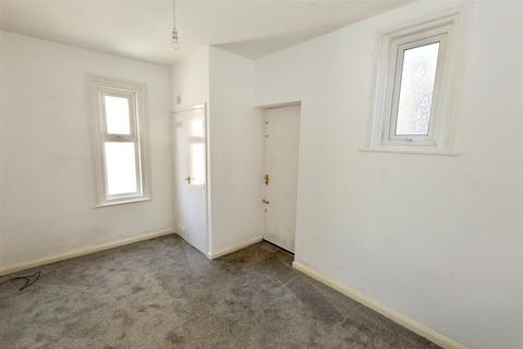 2 bedroom flat to rent, 26 Cornfield Road, Eastbourne