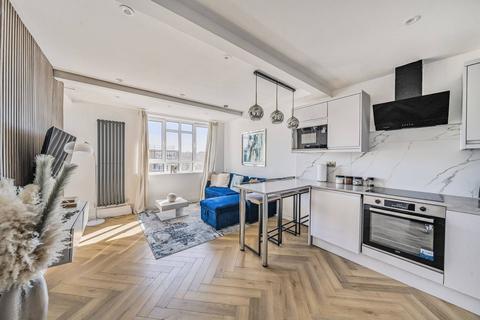 3 bedroom flat to rent, Weir Road, Balham, London, SW12