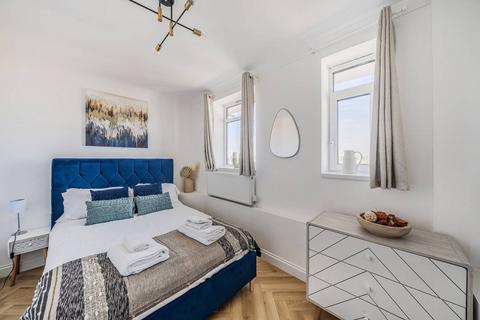 3 bedroom flat to rent, Weir Road, Balham, London, SW12
