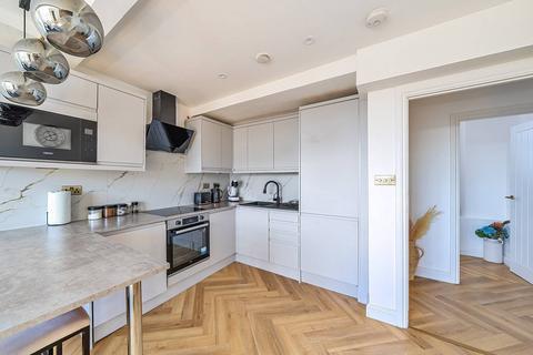 3 bedroom flat to rent, Weir Road, Balham, London, SW12