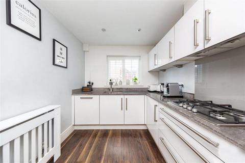 3 bedroom semi-detached house to rent, Tamworth Drive, Wickford, Essex